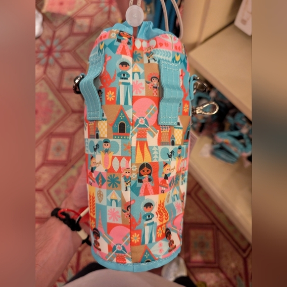 NEW 2024 Disney Parks Lug Huggie Bag Water Bottle Holder It’s A Small World - Picture 3 of 7